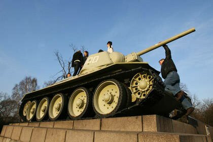 Немецкие газеты потребовали убрать советские танки из Берлина
