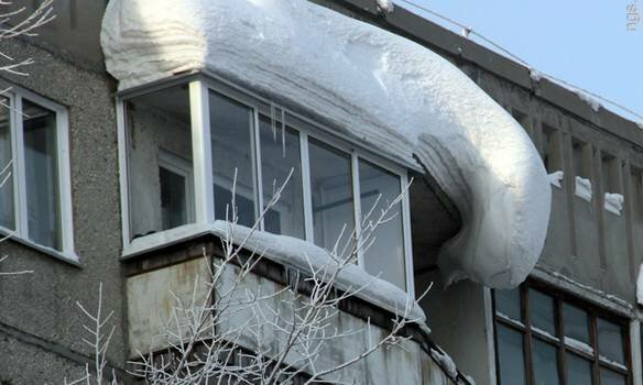 Томичей просят не подходить близко к домам с заснеженными крышами