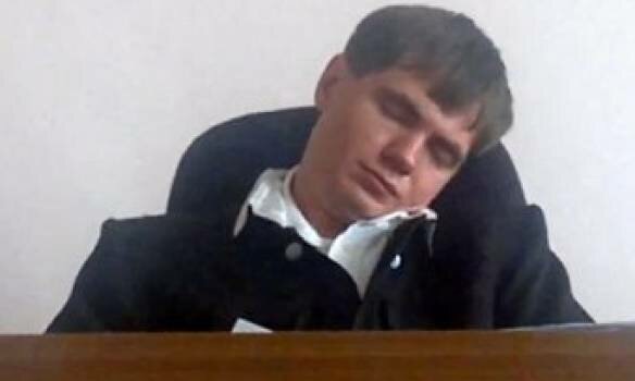 "Спящего судью" из Амурской области уволили после бенефиса на YouTube