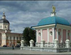 Молодая томичка пробежала по площади Ленина в одном купальнике