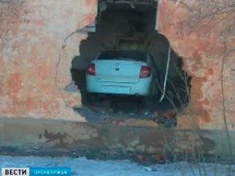 В Оренбургской области "Лада Гранта" протаранила стену жилого дома: погибла пенсионерка и сам водитель