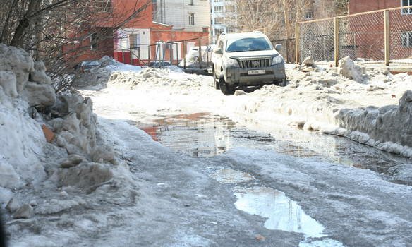 К майским праздникам нужно вычистить город и залатать дороги