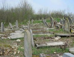 На Украине вандалы разгромили еврейское кладбище